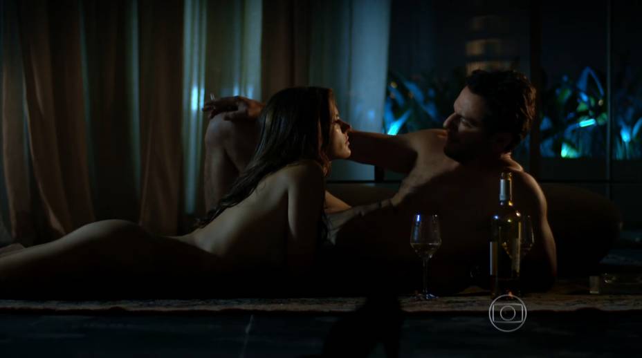Rodrigo Lombardi (o empresário Alex) e a namorada (a top Alessandra Ambrósio, estreante em novelas) em cena caliente do primeiro capítulo de Verdades Secretas