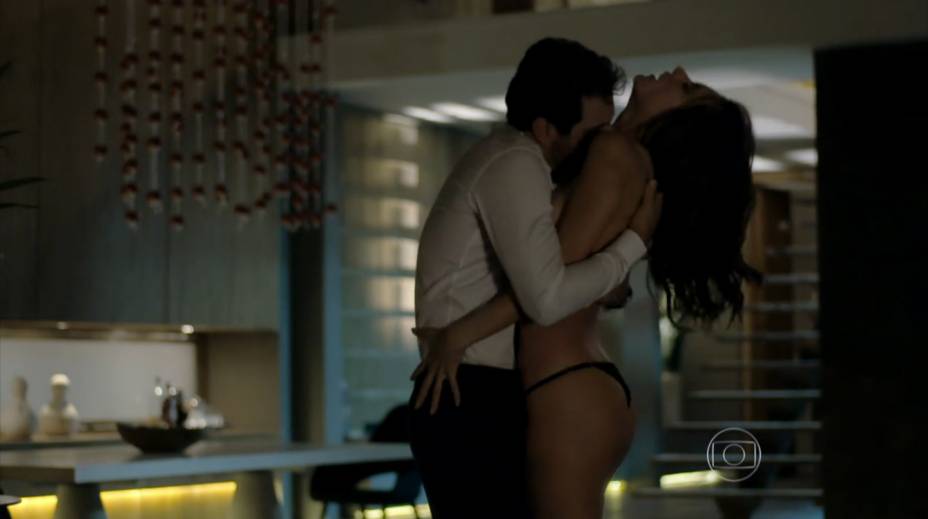 Rodrigo Lombardi (o empresário Alex) e a namorada (a top Alessandra Ambrósio, estreante em novelas) em cena caliente do primeiro capítulo de Verdades Secretas