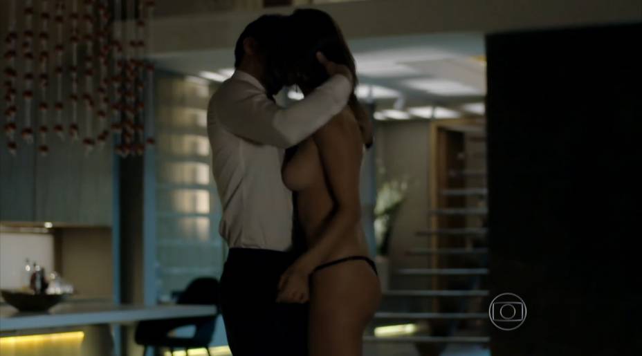 Rodrigo Lombardi (o empresário Alex) e a namorada (a top Alessandra Ambrósio, estreante em novelas) em cena caliente do primeiro capítulo de Verdades Secretas