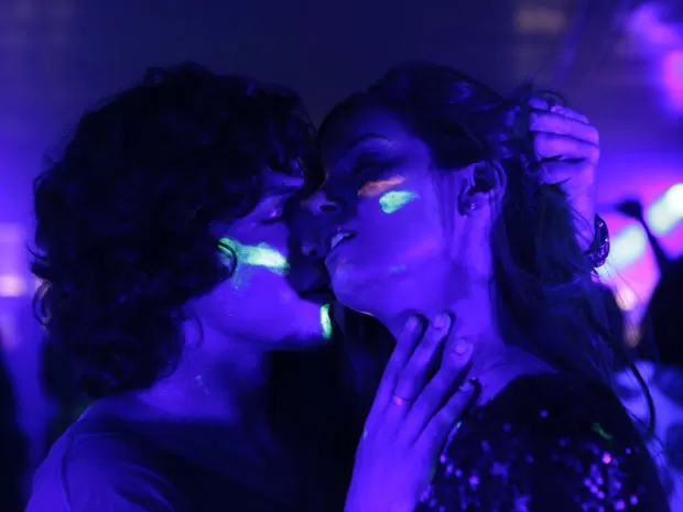 Angel (Camila Queiroz) tem sua primeira vez já no segundo capítulo da novela, com Guilherme (Gabriel Leone)