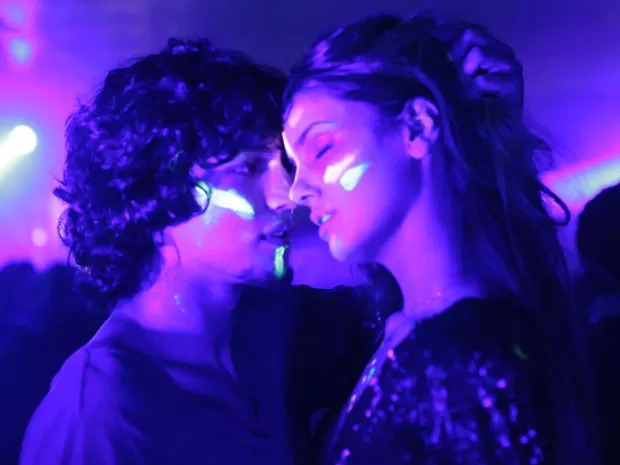 Angel (Camila Queiroz) tem sua primeira vez já no segundo capítulo da novela, com Guilherme (Gabriel Leone)