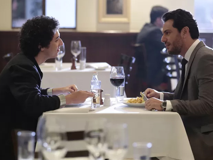 Bruno (João Vitor Silva) descobre que o pai, Alex (Rodrigo Lombardi) pagou para Stephanie (Yasmin Brunet) desvirginá-lo