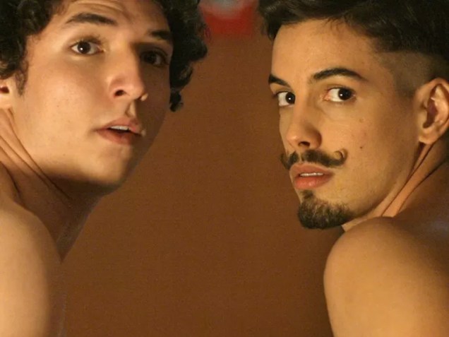 Bruno (João Vitor Silva) é flagrado pela mãe em momento íntimo com Sam (Felipe de Carolis), em Verdades Secretas