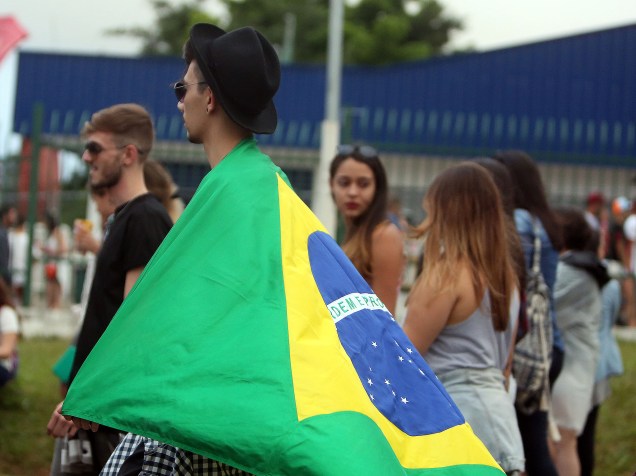 Durante os dois dias do festival, fãs de música foram vistos enrolados em bandeiras do Brasil