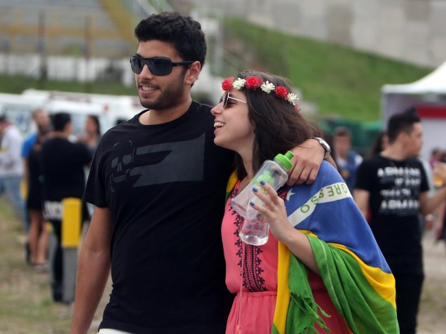 Durante os dois dias do festival, fãs de música foram vistos enrolados em bandeiras do Brasil