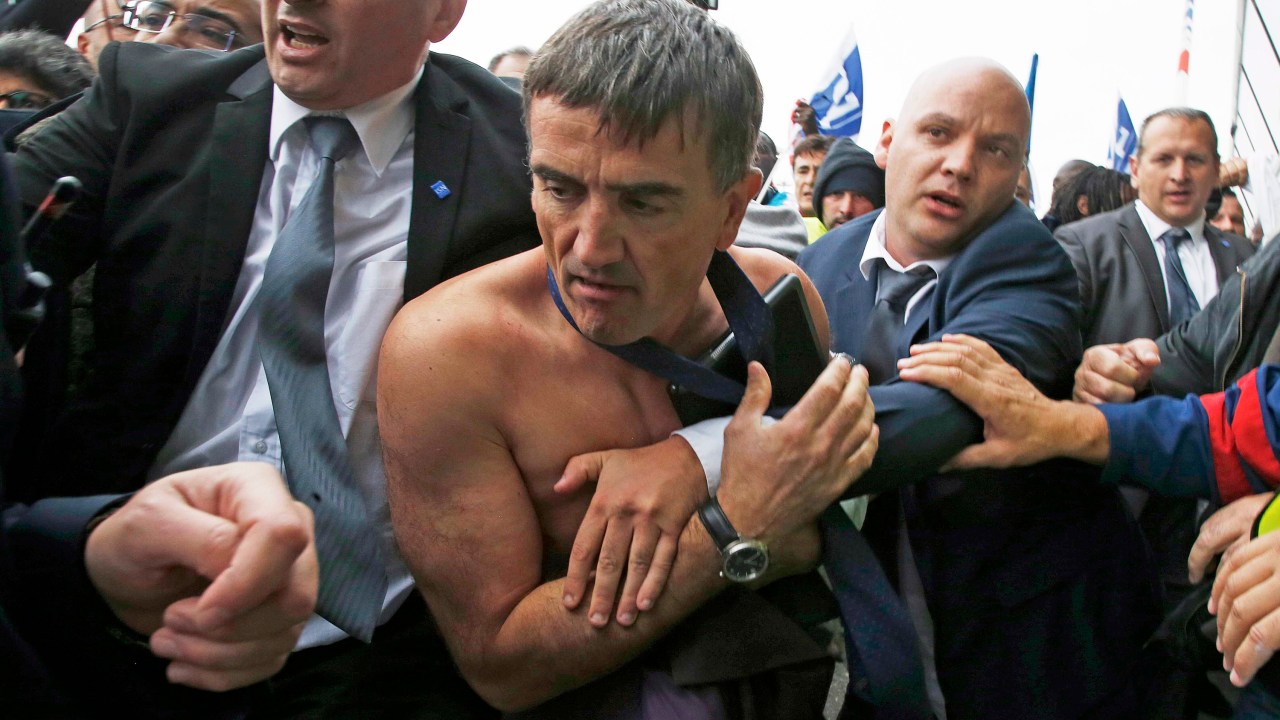 Xavier Broseta, da Air France, sai da reunião com as roupas rasgadas após anunciar cortes