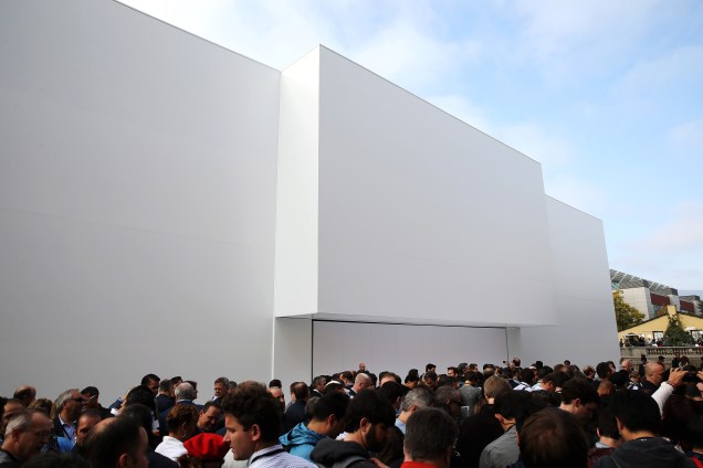 Multidão do lado de fora do local onde será realizado o evento da Apple que deve revelar o iPhone 6 e seu dispositivo SmartWatch em Cupertino, na Califórnia