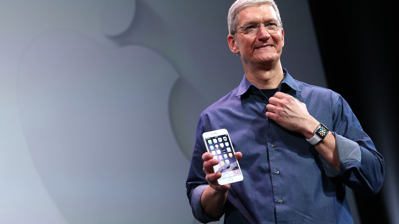 Atual CEO da Apple, Tim Cook, mostra os novos iPhone 6 e Apple Watch