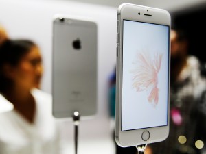 Público observa os novos iPhone 6s da Apple após o evento de lançamentos da companhia, em São Francisco, na Califórnia - 09/09/2015
