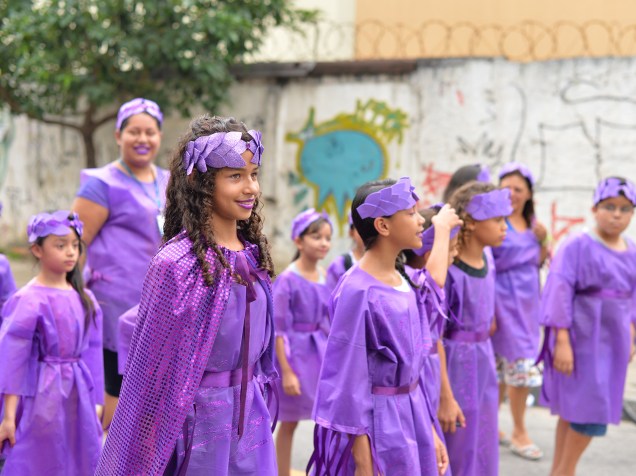 Crianças de diversos CCAs (Centro para Crianças e Adolescentes) de Heliópolis e do Ipiranga participam da Ópera das Pedras, desdobramento do Cortejo Vidas Preciosas, nas ruas de Heliópolis, São Paulo