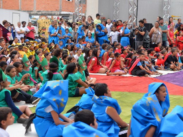 Crianças de diversos CCAs (Centro para Crianças e Adolescentes) de Heliópolis e do Ipiranga participam da Ópera das Pedras, desdobramento do Cortejo Vidas Preciosas, em Heliópolis, São Paulo