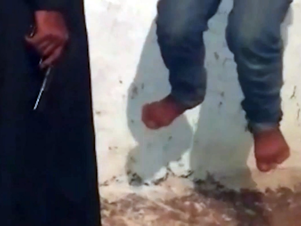 Garoto é torturado em vídeo do IS
