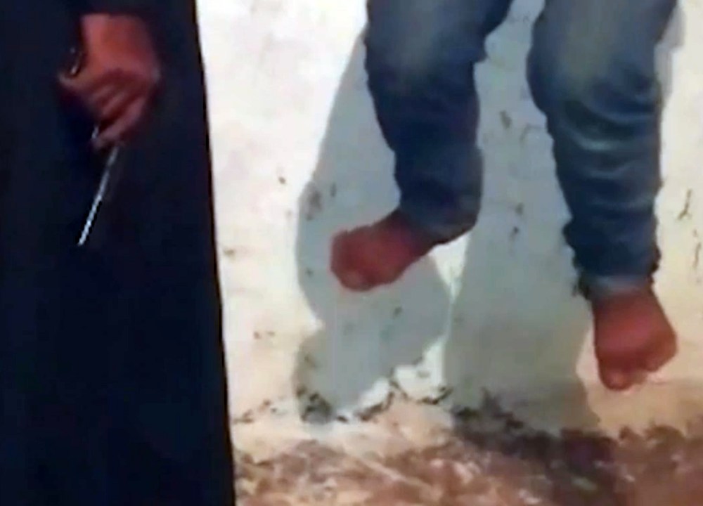 Garoto é torturado em vídeo do IS
