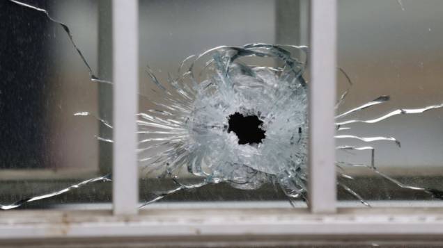 Vidro perfurado por disparo no local do atentado à redação da revista Charlie Hebdo