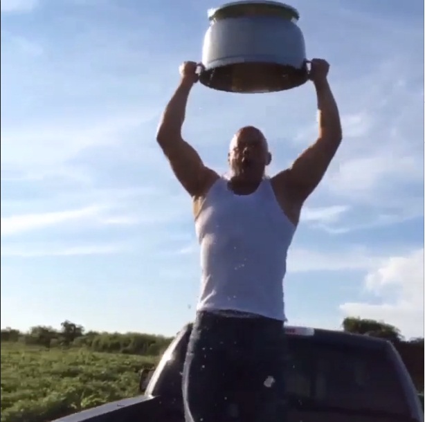 O ator Vin Diesel fez o desafio em cima de uma caminhonete