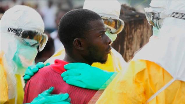 Médicos cercam paciente infectado com o vírus da Ebola que fugiu da quarentena do hospital Monrovias Elwa, no centro de Paynesville, Libéria