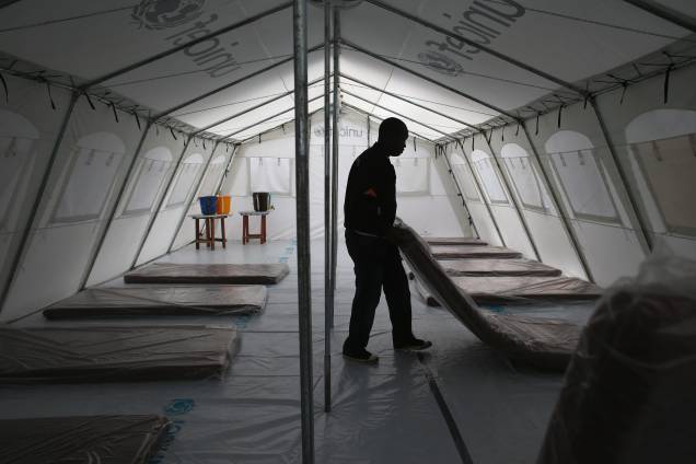 Trabalhadores preparam o centro de tratamento de Ebola do programa Médico Sem Fronteiras (MSF), na província de Monróvia, na Libéria, em 18/08/2014