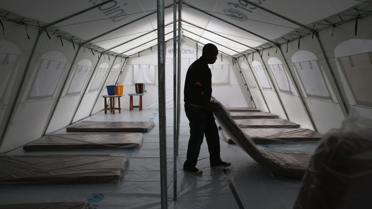 Trabalhadores preparam o centro de tratamento de Ebola do programa Médico Sem Fronteiras (MSF), na província de Monróvia, na Libéria, em 18/08/2014