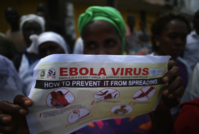 Centenas de pessoas participaram do evento de prevenção do Ebola, na província de Monróvia, na Libéria. O governo e grupos internacionais estão alertando os moradores do perigo da transmissão do vírus, incitando as pessoas a lavarem as mãos para ajudar a prevenir a propagação da epidemia