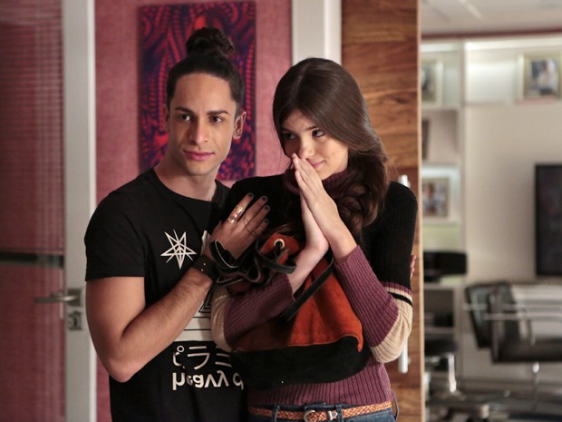 O booker Visky (Rainer Cadete) ajuda Angel (Arlete, Camila Queiroz) no início da carreira como modelo