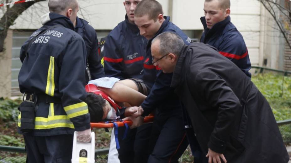 Vítima é socorrida após atentado ao "Charlie Hebdo"