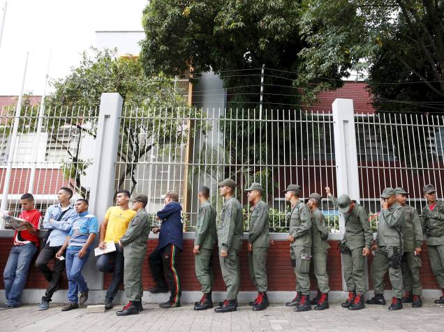 Soldados aguardam em fila para votar durante uma eleição legislativa em Caracas