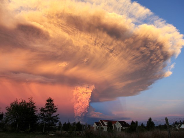 Vulcão Calbuco entrou em erupcão no sul de Puerto Montt, Chile