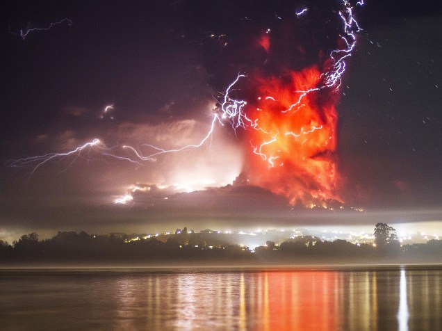 Vulcão Calbuco é visto em erupção nas proximidades da cidade de Puerto Montt