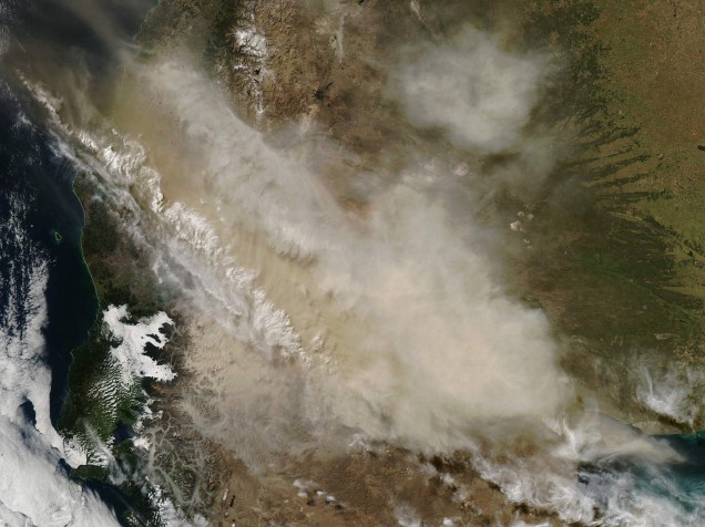 O satélite Terra, da NASA, registra a extensa nuvem de cinzas expelida pelo vulcão Calbuco, no Chile