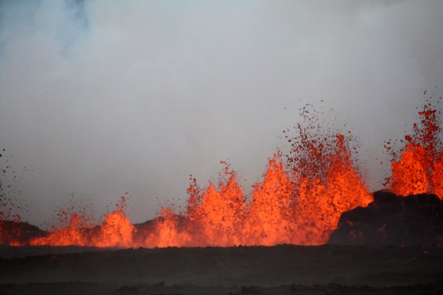 Lava se espalha e espirra pelo chão após erupção do vulcão Bardabunga