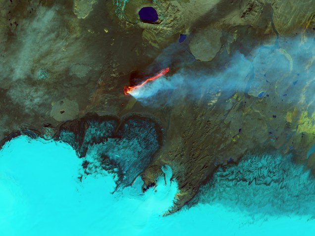 Foto de satélite mostra o vulcão em erupção