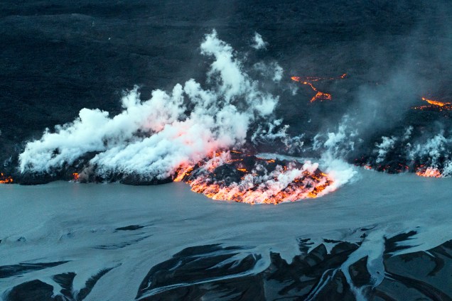 Foto aérea do vulcão Bardarbunga, na Islândia, em erupção