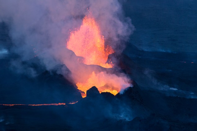 Lava, fumaça e vapor sobem a uma incrível altitude do vulcão Bardarbunga