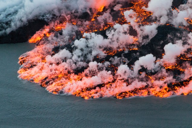 Lava do vulcão Bardarbunga se espalha pelas águas ao seu redor