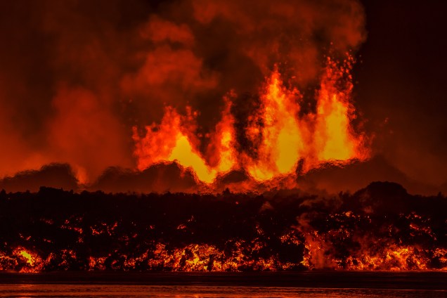 Vulcão Bardarbunga entra em erupção jorrando lava, vapor e fumaça no sudeste da Islândia