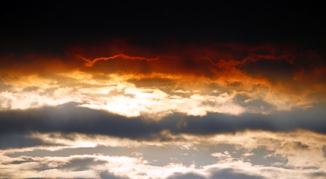 Céu da Islândia se avermelha com reflexo da lava do vulcão Bardabunga