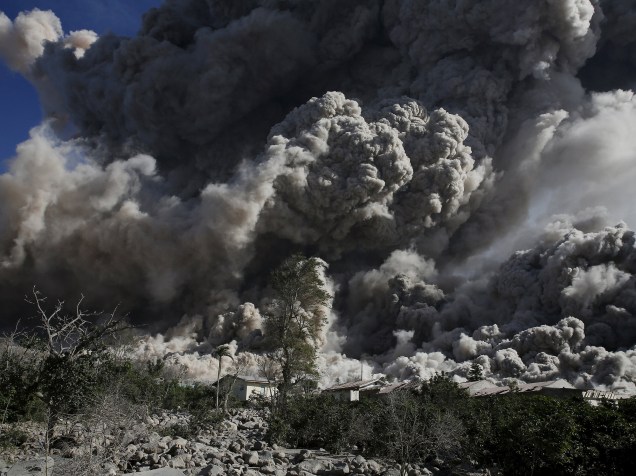 <p>O vulcão Sinabung expele nuvem de cinzas durante erupção próximo à aldeia de Bekerah, no norte da ilha de Sumatra (Indonésia), nesta quinta-feira (25)</p>