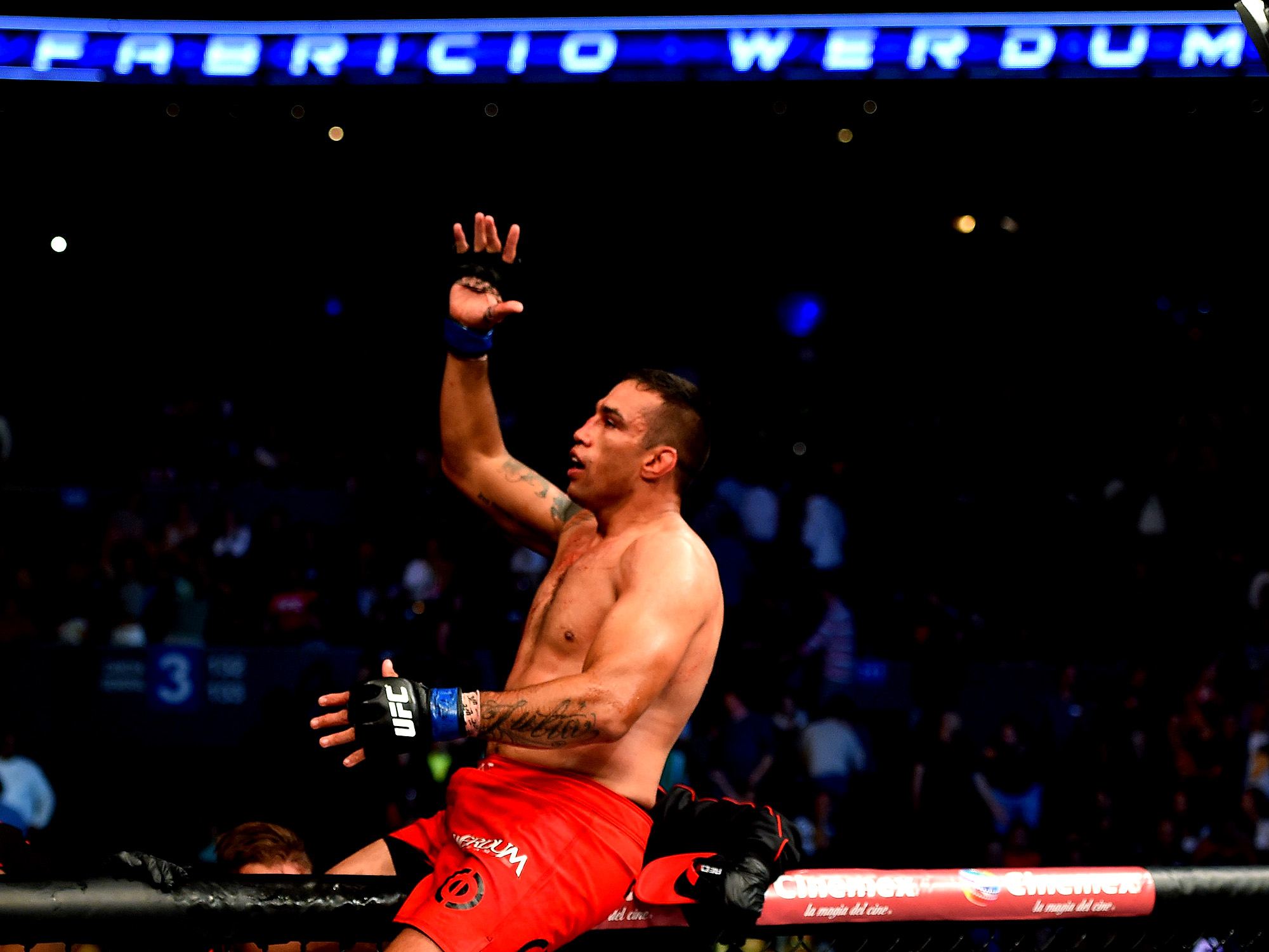 Fabricio Werdum vence Cain Velasquez na Cidade do México