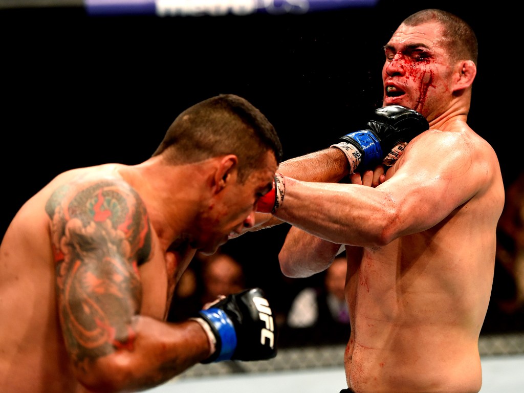 Fabricio Werdum vence Cain Velásquez na luta principal do UFC 188, naCidade do México