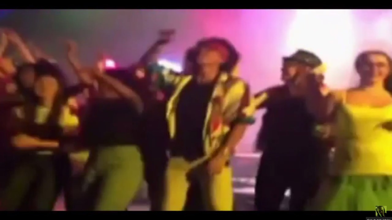 Estudantes da Westfield High School dançam sobre o palco em uma festa