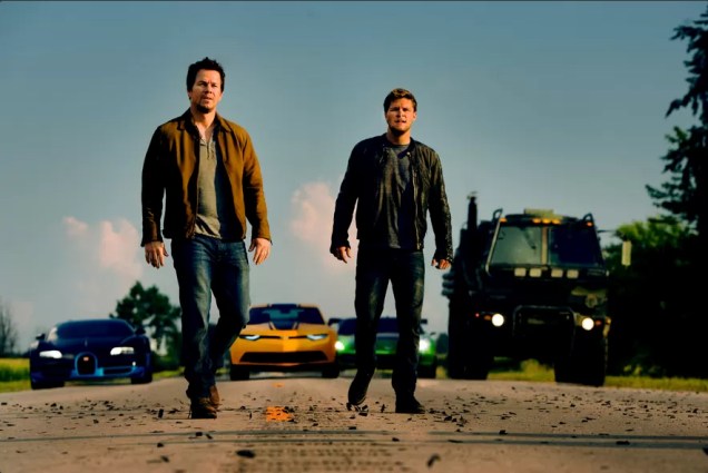Mark Wahlberg e Jack Raynor em cena do filme Transformers: A Era da Extinção