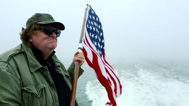 Michael Moore em cena do documentário 'Where to Invade Next'