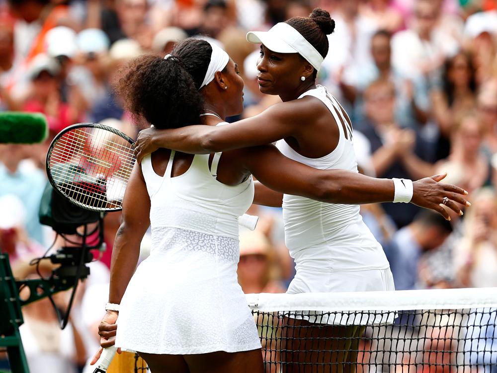 Serena Williams abraça irmã Venus após vitória nas oitavas de final de Wimbledon