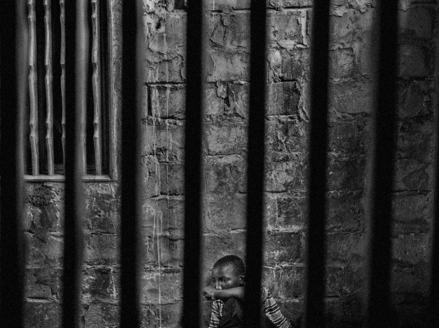 Criança talibã presa em uma sala, com barras de segurança, no Senegal. Foto vencedora na categoria Fotos Contemporâneas