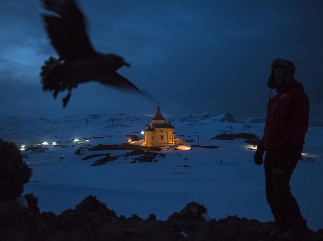 Cientista chileno caminha próximo à Igreja Ortodoxa Russa, na Antártida. Foto vencedora na categoria Vida cotidiana
