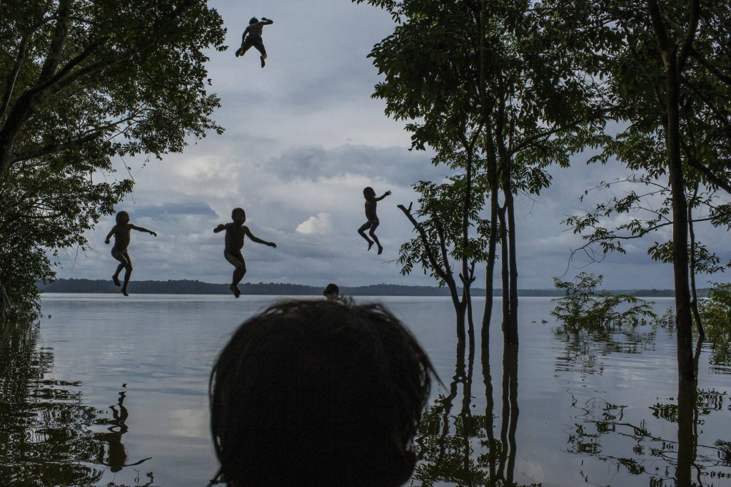 Crianças indígenas da tribo Munduruku, brincam no Rio Tapajós, no território de Sawre Muybu, no estado do Pará. Foto vice-campeã na categoria 'Vida Cotidiana'
