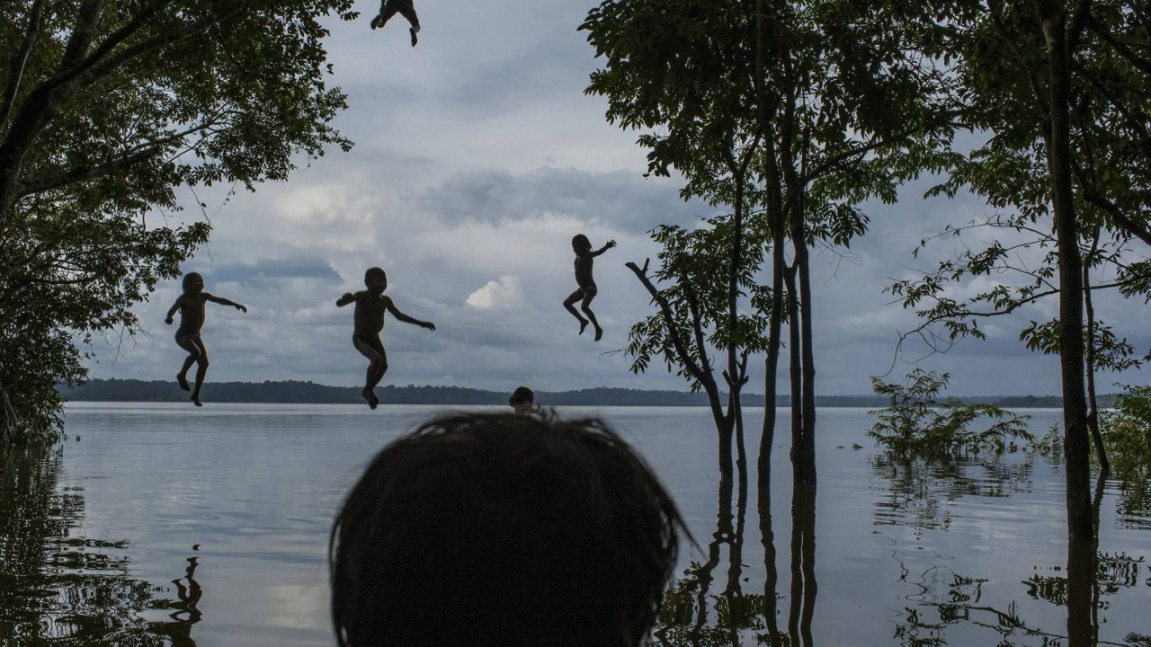 Crianças indígenas da tribo Munduruku, brincam no Rio Tapajós, no território de Sawre Muybu, no estado do Pará. Foto vice-campeã na categoria 'Vida Cotidiana'