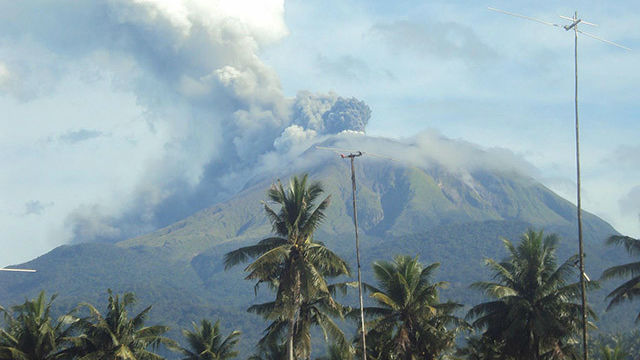 O vulcão Bulasan, nas Filipinas, entrou em erupção