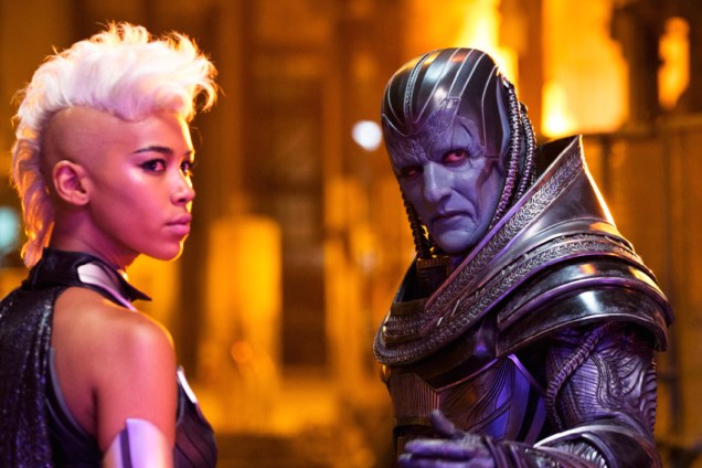Tempestade (Alexandra Shipp) e Apocalipse (Oscar Isaac) em cena de X-Men: Apocalipse