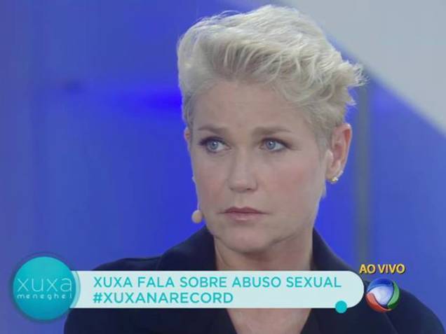 A apresentadora Xuxa, enquanto narrava um episódio em que sofreu assédio, ainda modelo, em seu programa na Record